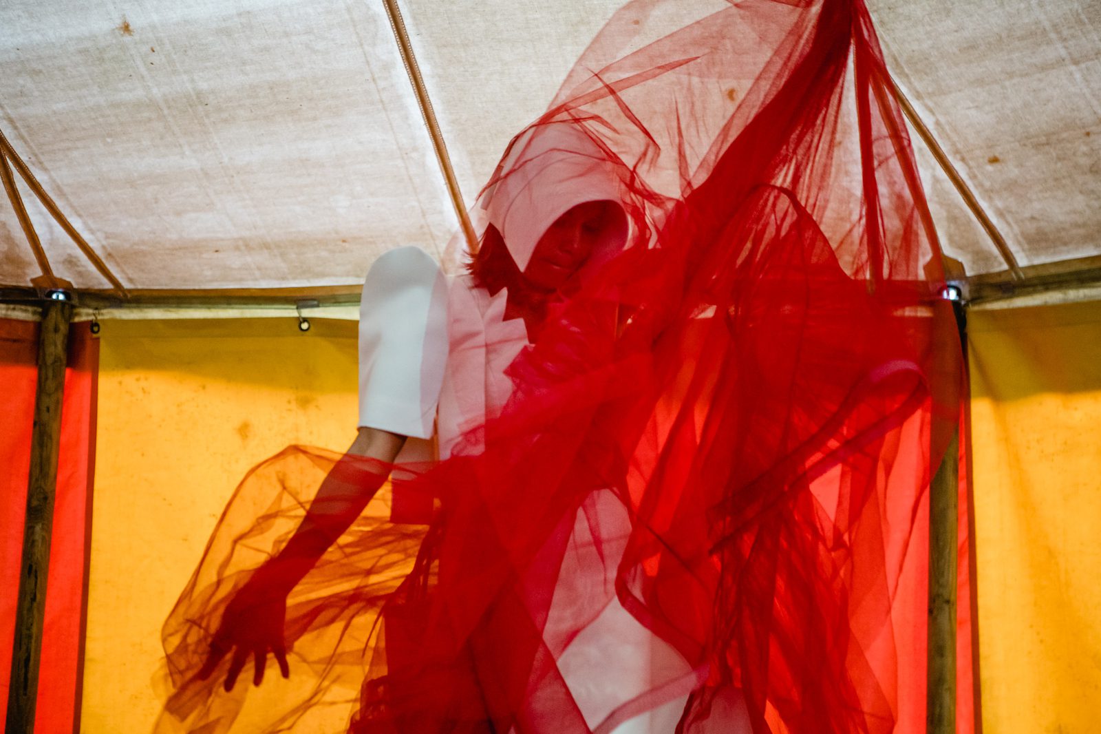 Dragedukke af Lilibeth Cuenca Rasmussen Foto af Nils Elvebakk Skalegård 2019